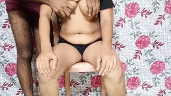 Biseksüel Çift Sıcak Cowgirl Eylemine Dalıyor