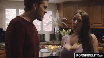 Angela White'In Doğal Göğüsleri Sert Seks Sahnesinde