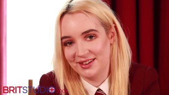 Ingiliz Öğrencinin Uzun Saçlı Etek Altı J.O.I Porno Videosu.