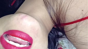 Tatlı Hintli Köy Kızı, Am Yalama, Oral Ve Iç Çamaşırlı Seksle Ortalığı Karıştırıyor.