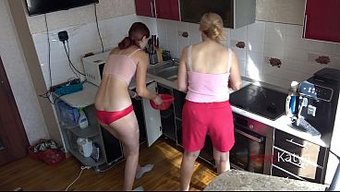 Milf'I Kavrayıp Amını Sikerken, Mükemmel Bir Zamanlamayla Iç Boşalmalar Yaşanıyor.