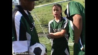 6 Koca Siyah Aletin Beni Kullanmasına Izin Veriyorum, Latin Gangbang'De Sınırları Zorluyorum.