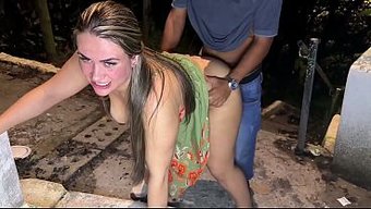 Sarışın Hatun Dışarıda Inlerken, Kocası Cuckold Kamerayla Adamları Kayda Alıyor.