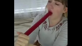 Sarışın Bomba Bir Dildo Ve Web Kamerasıyla Uğraşıyor