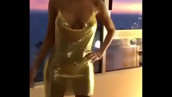 Seksi 18+ Kız Altın Elbisesini Sergiliyor.
