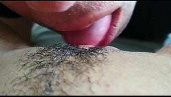 Onun Leziz Amı, Adamın Oral Ilgisinin Odağı Oluyor.