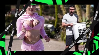 Büyük Popolu Esmer, Üvey Erkek Kardeşi Tarafından Amerikan Porno Videosunda Beceriliyor