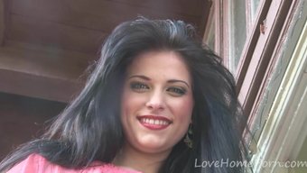 Victoria Lawson, Beyaz Bir Şapkayla Sıcak Vücudunu Sergiliyor