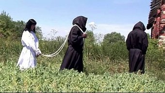Esmer Hatun, Sert Fetiş Cezası Çeken Üvey Kız Kardeşini Oynuyor.