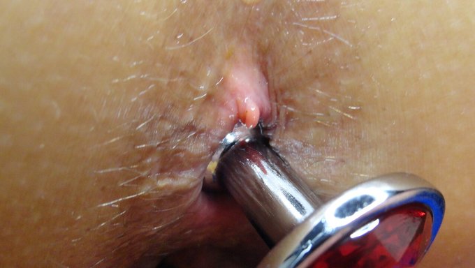 Milf Ruby Red, Oyuncakla Tek Başına Bir Seansın Tadını Çıkarıyor