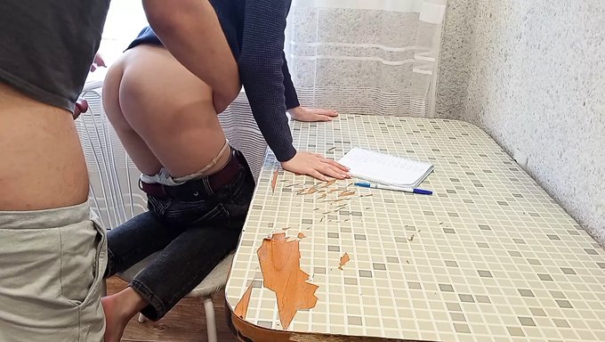 Genç Kız Büyük Yarrağıyla Ağzını Dolduruyor Sıcak Bir Videoda