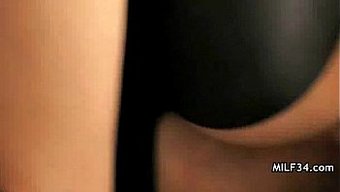 Olgun Milf Tatilde Yüzüne Boşalıyor
