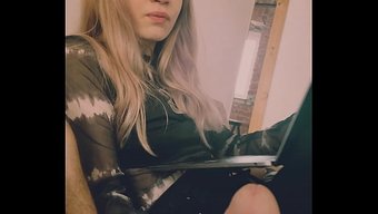 Dersten Sonra Dövmeli 18'Lik Hatun, Ev Yapımı Derin Boğaz Blowjob Kaydediyor.