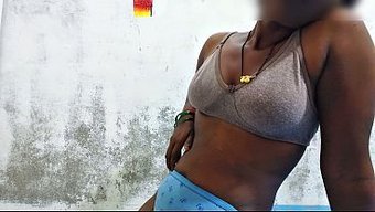 Köydeki Evinde, Kamerada Amcık Seksi Yapıyor.