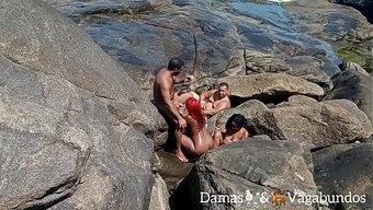 Çıplak Doğa Bilimcileri, Açık Havada Plajda Grup Seks Partisinde Halka Açık Şekilde Ifşa Oluyor.
