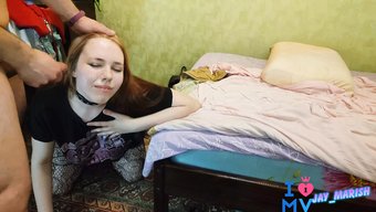 Rus Güzeli Sert Bir Şekilde Beceriliyor Ve Zevkle Inliyor