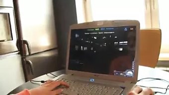 Genç (18+) Kız Oyun Oynamayı Ve Yaramaz Olmayı Seviyor