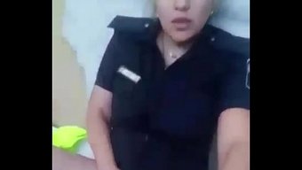 Sarışın Kız Üniformasını Çıkarıp Mastürbasyon Yapıyor.