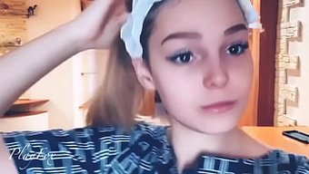 Genç Üniversiteli Saunada Arkadaşına Oral Zevk Veriyor