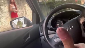 Otobüs Durağında Ateşli Bir Kızdan Sokaktan Bilgi Istemek