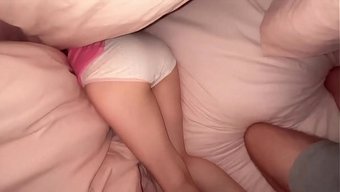 Neden Kızlar Hep Külotlarının Üstüne Boşalmak Ister?