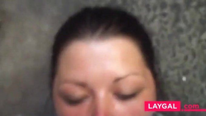 Amatör Blowjob, Yüzüne Büyük Bir Boşalma Ile Sonuçlanıyor