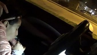 Genç Çift Karakolun Önünde Yaramazlık Yapıyor