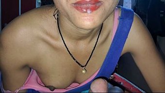 Bhabhi'Nin Yakın Çekim Ağız Işiyle Zonklayan Aleti Sertleşiyor.