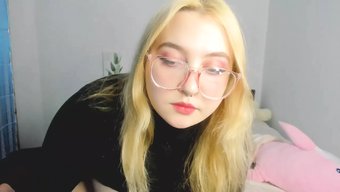 Amatör Webcam Kızı Ev Yapımı Videoda Seksi Bacaklarını Ve Ayaklarını Sergiliyor