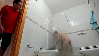 Büyük Doğal Göğüslere Sahip Puma Anne, Banyoda Oral Zevk Alıyor