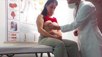 Doktor, Hastasının Amını Parmağıyla Sikişledi.