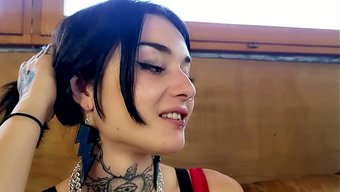 Bisikletçi, Candie Luciani'Nin Islak Amını Spor Salonunda Yediriyor.