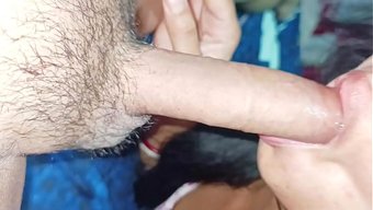 Ev Yapımı Yakın Çekim, Binmeden Önce Derin Boğazlama Gösteriyor.