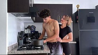 Boş Mutfak, Üvey Anne Seksi Için Özel Bir Yere Dönüşüyor.