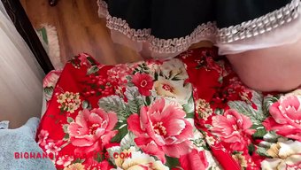 Doğal Varlıklara Sahip Güzel Ve Şişman Kadınlar Milf, Kendini Tatmin Ediyor