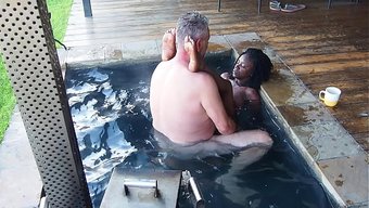 Ebony Sekreter, Bir Çiçeğin Huzurlu Ve Egzotik Havasından Ilham Alarak Jakuzide Yaramazlaşıyor.